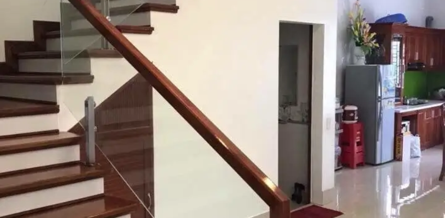 Railling tangga pegangan kayu